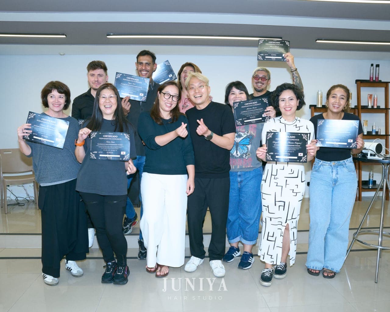 Turma reunida com os certificados de permanente coreana