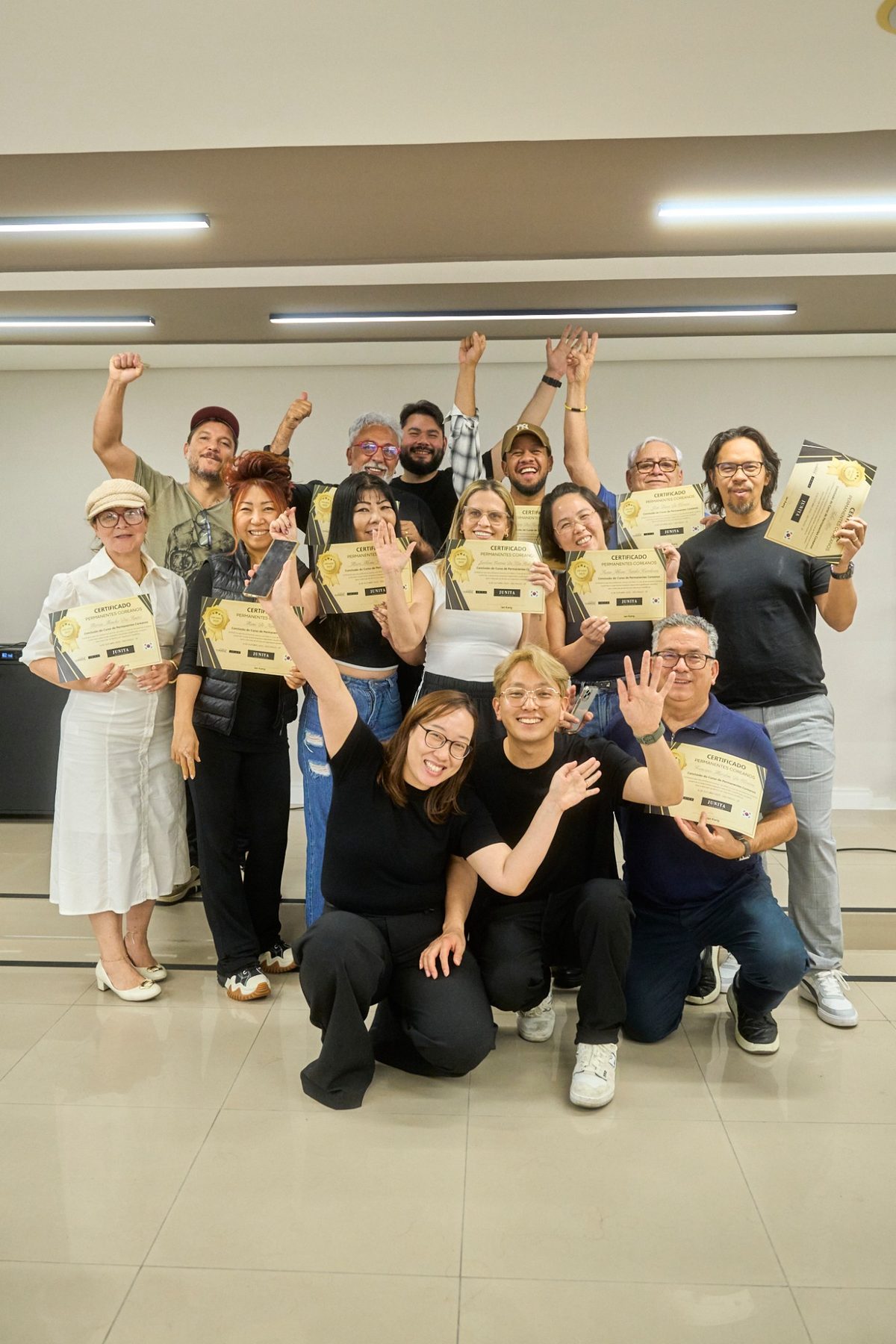 Turma celebrando com os certificados