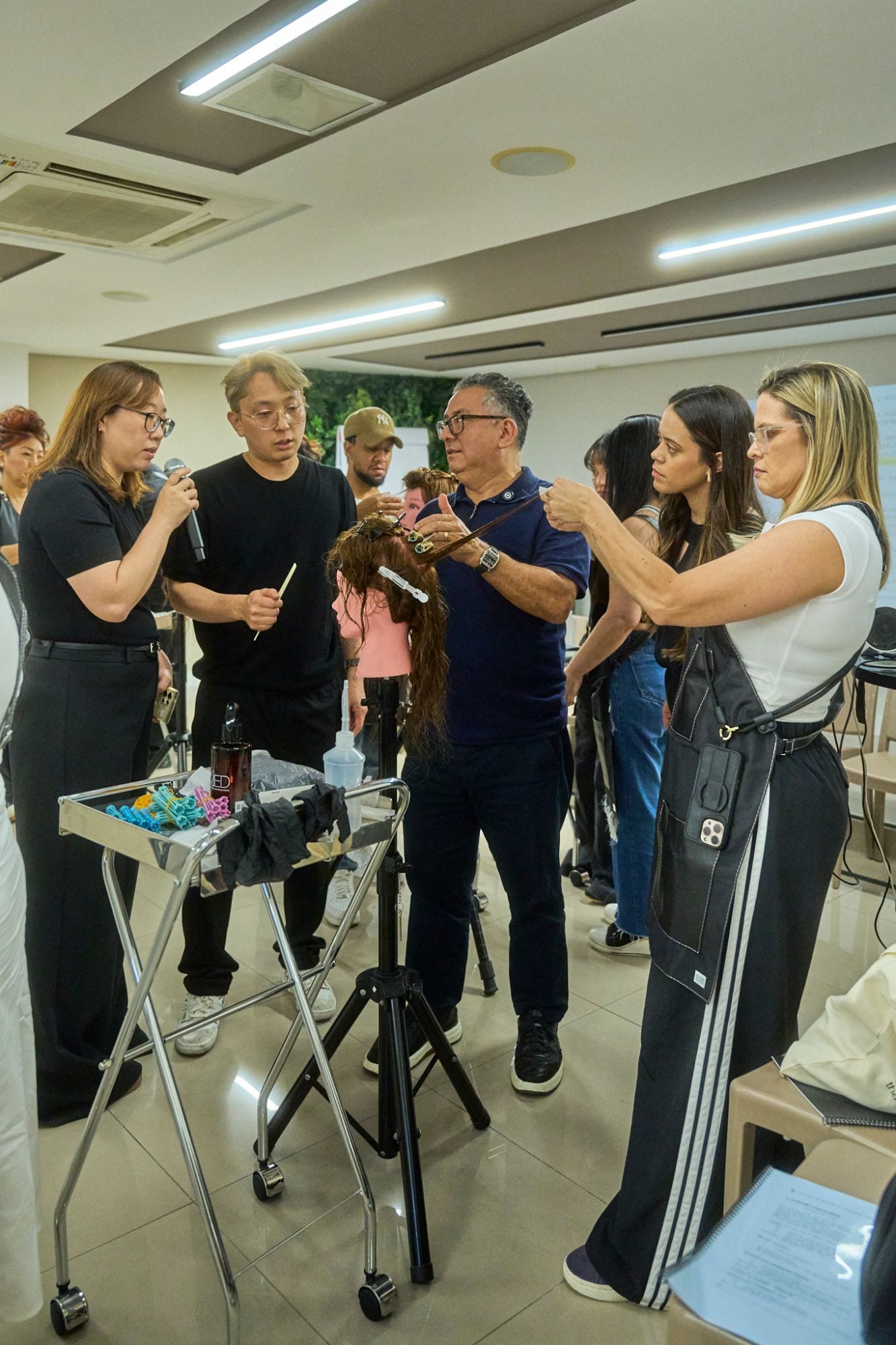 Instrutores coreanos orientando a turma na prática