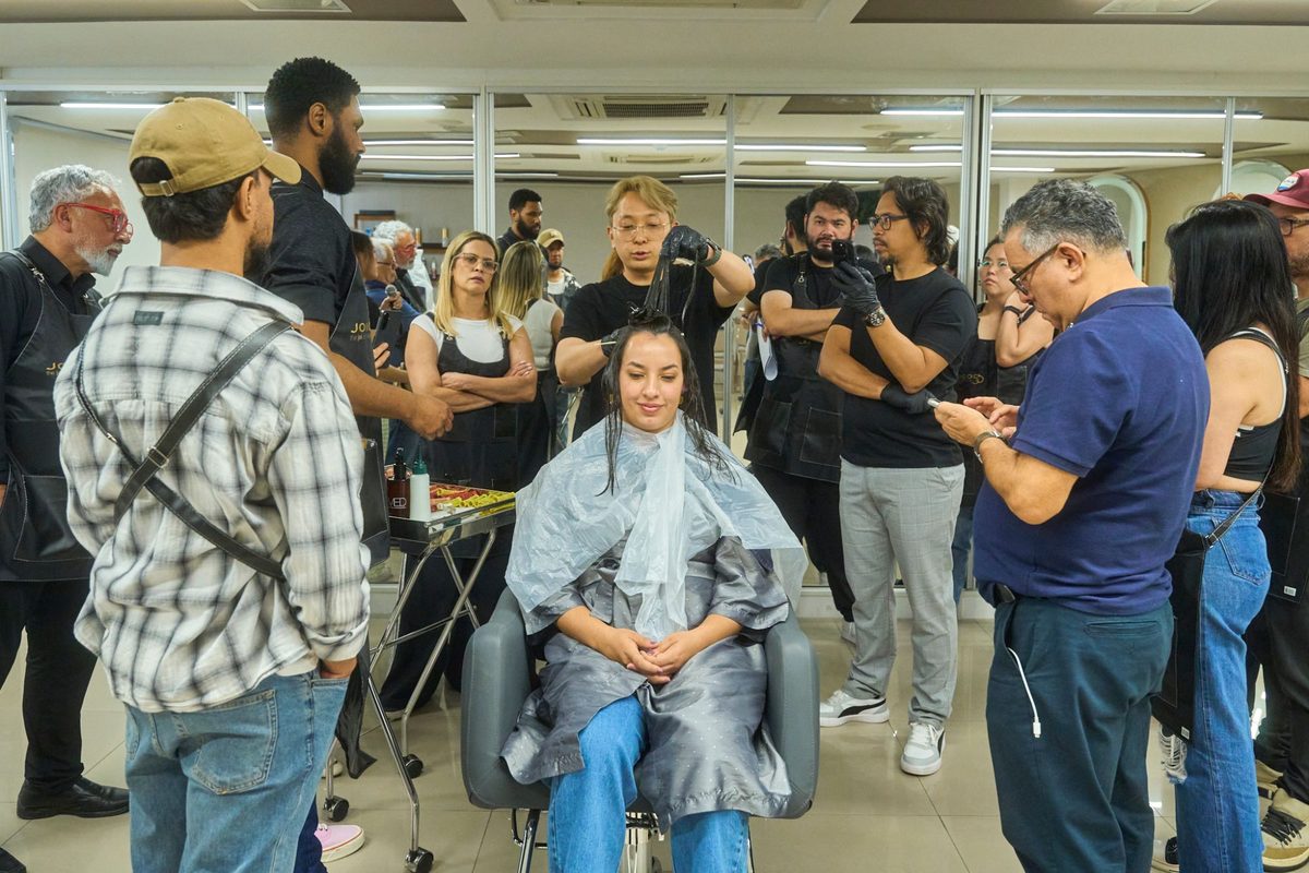 Ian demonstrando a técnica para a turma